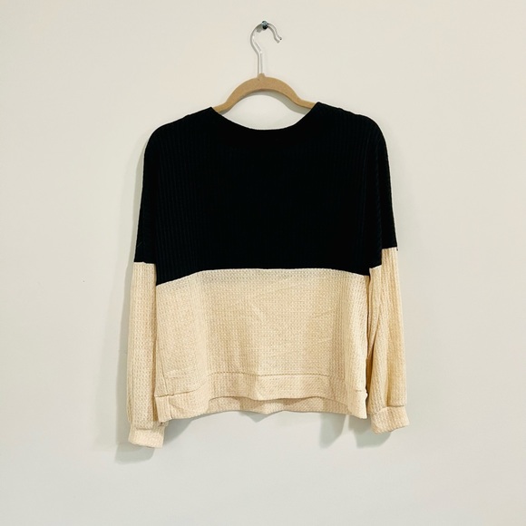 Ceny Vneck Waffle Knit Black and Beige Sweater - Picture 4 of 4